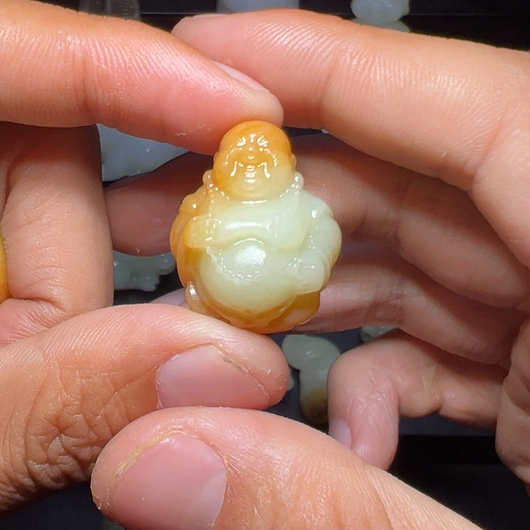 胖***福和田玉未镶嵌颈饰