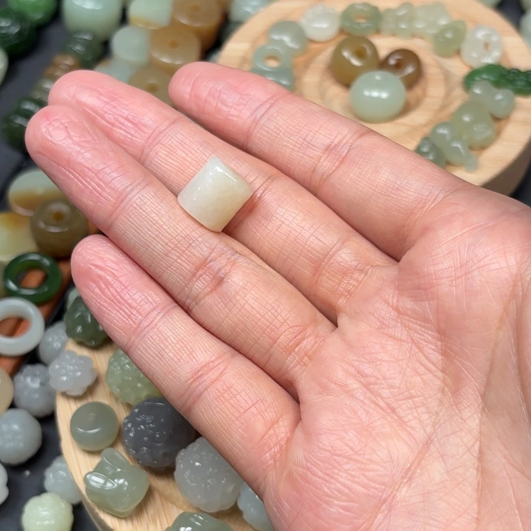 慧***语和田玉未镶嵌颈饰