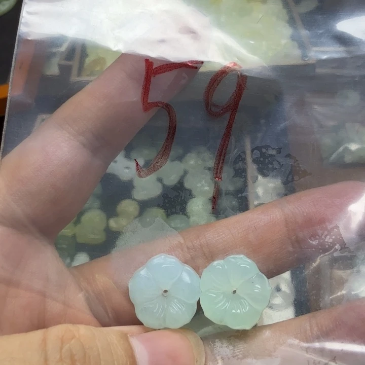 透闪石-蛇纹石玉吊坠未镶嵌