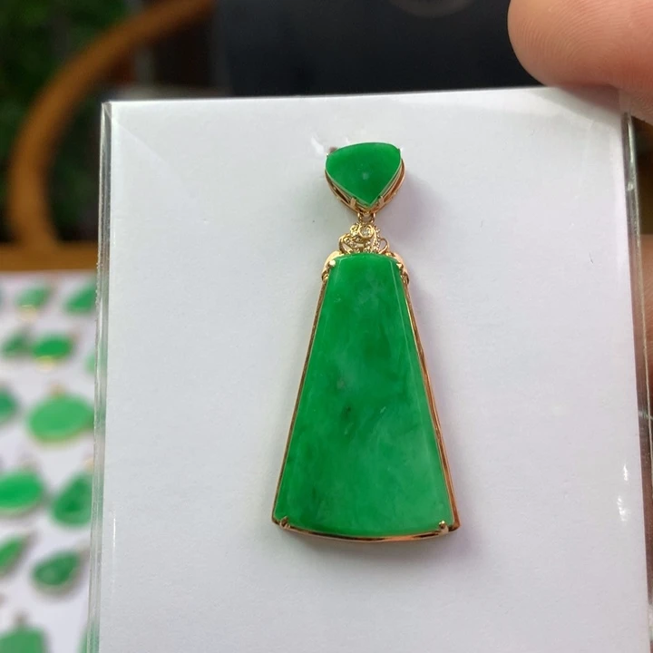 未***）翡翠18K金镶嵌颈饰