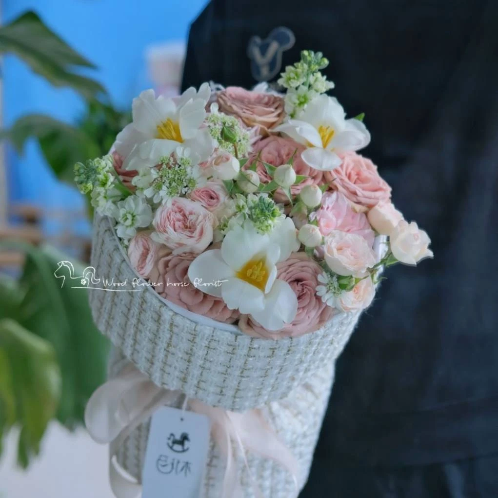 【共会浪漫】11朵卡布奇诺玫瑰搭配3朵郁金香3支紫罗兰3支折射混搭小香风花束