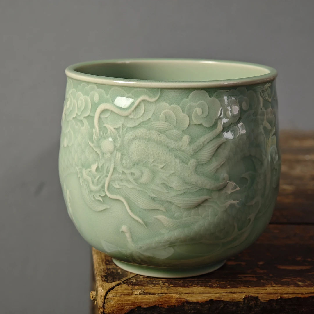 龙泉青瓷龙纹手捧杯
