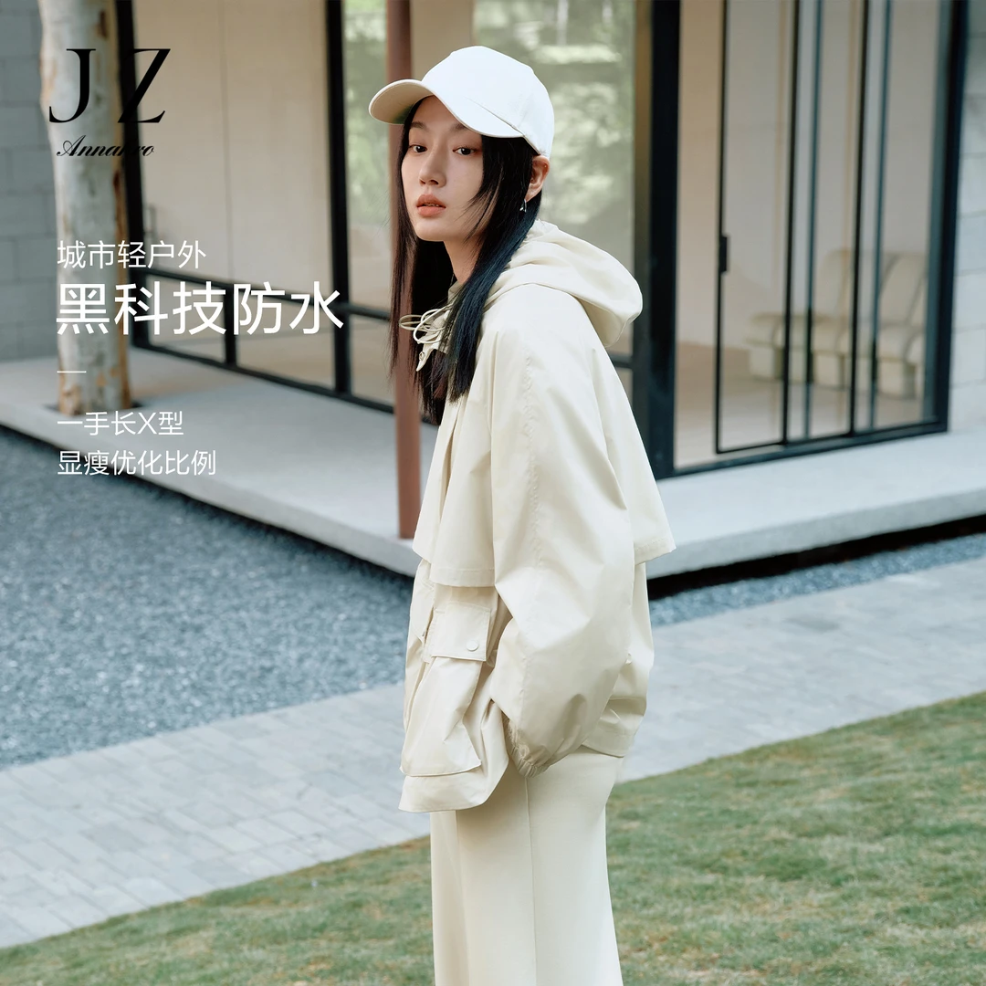 玖姿安娜蔻KWFC41304城市户外连帽防泼水收腰工装风衣女2025春