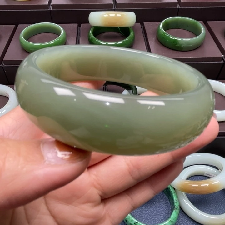 和田玉未镶嵌手镯