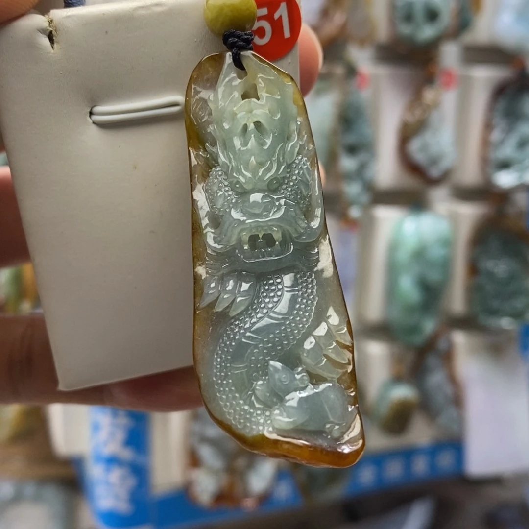 翡翠未镶嵌颈饰龙