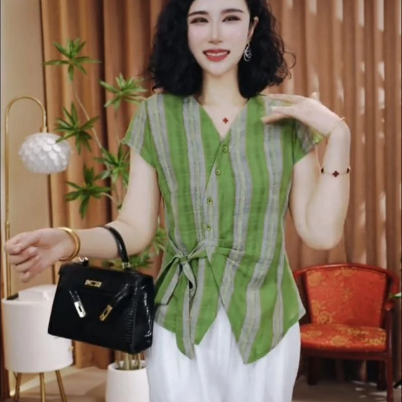 时尚夏季2025新款V领短袖显瘦遮肉休闲洋气减龄女士百搭小衫上衣