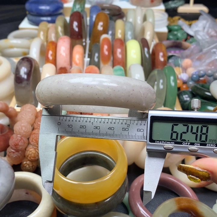 石英质玉手镯未镶嵌