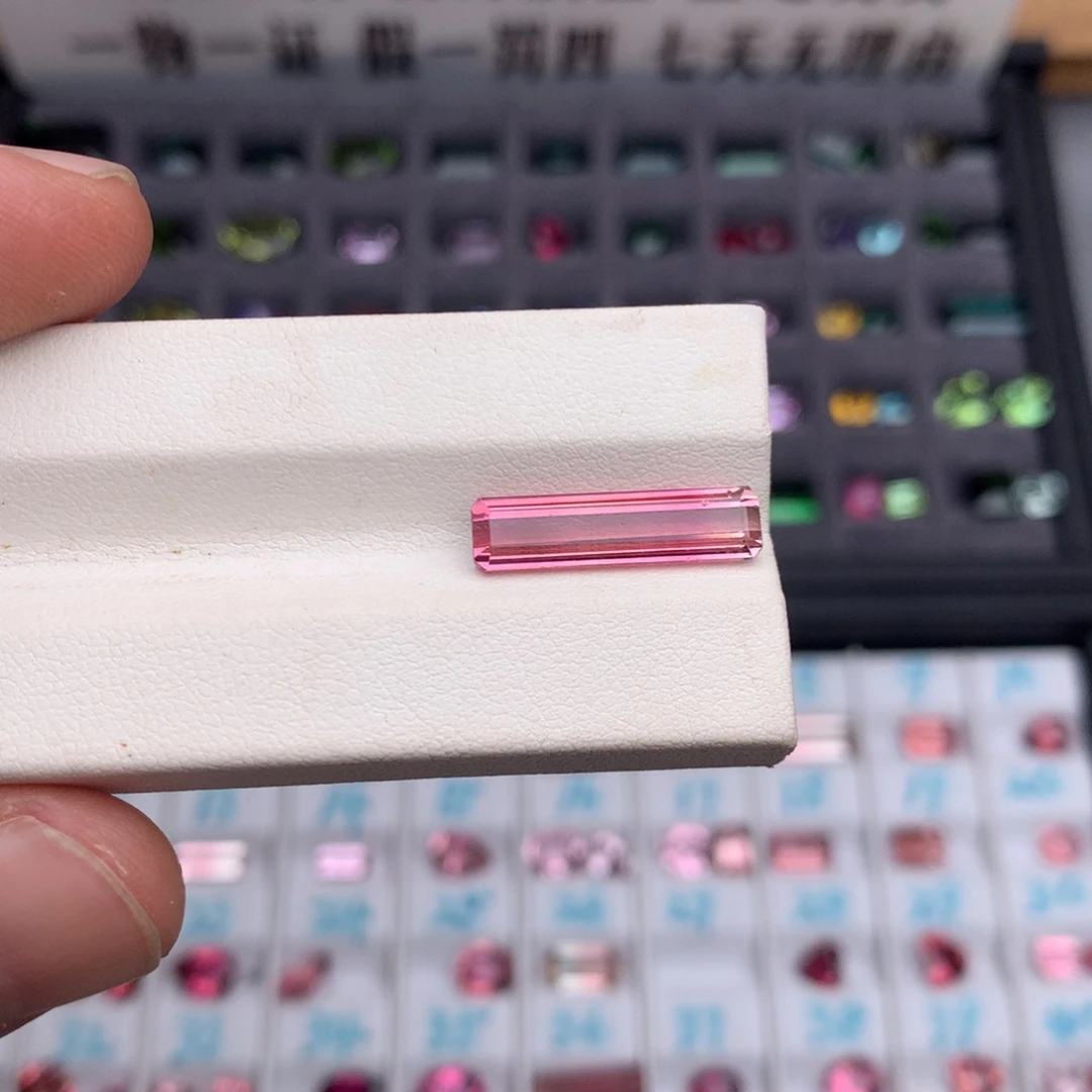 碧玺未镶嵌珠宝半成品3.72克拉全净无暇