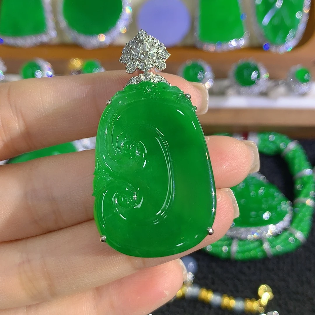 翡翠18K金镶嵌颈饰如意