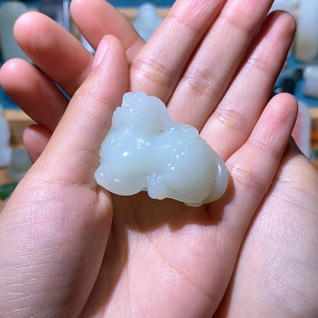 凡***世和田玉未镶嵌颈饰