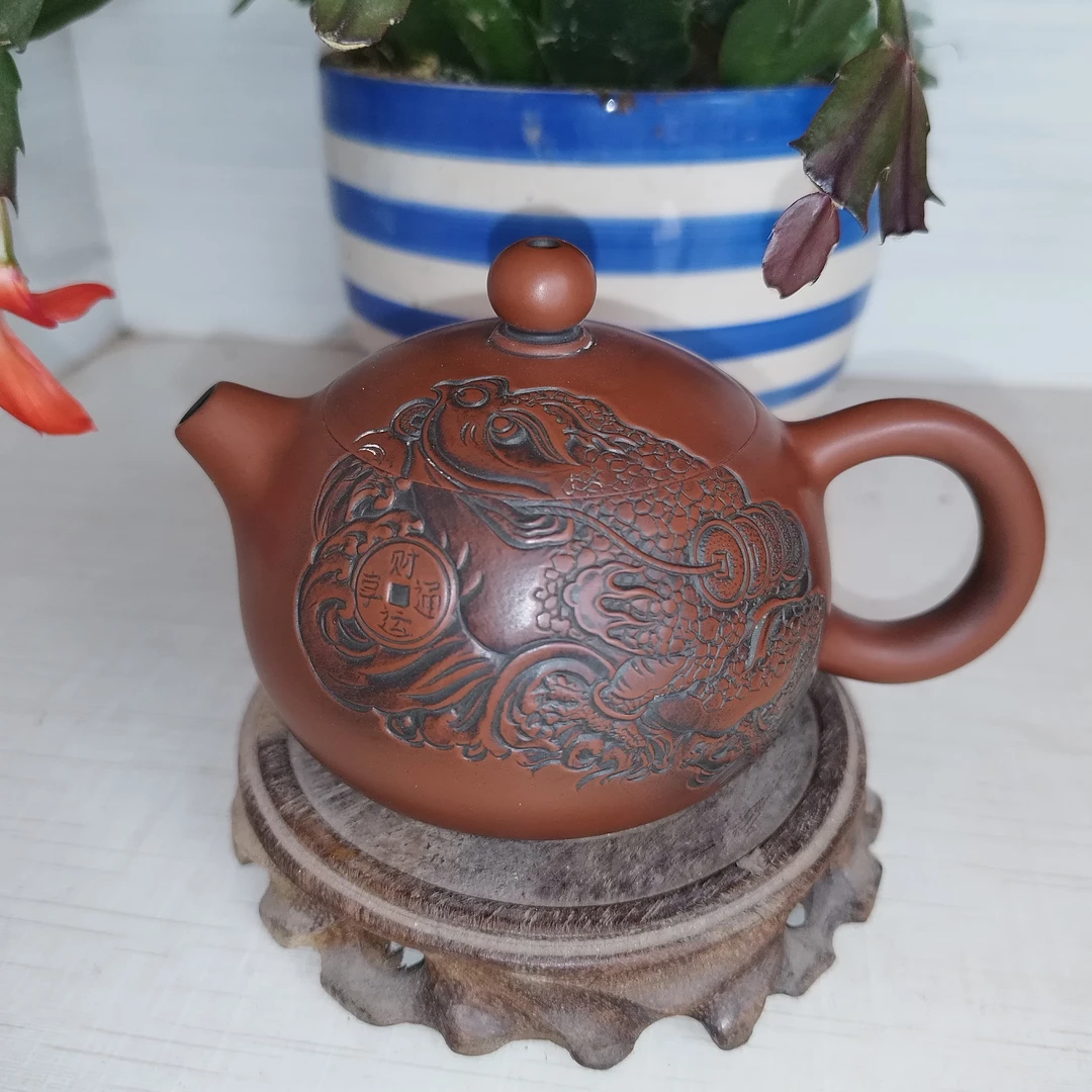 坭兴陶精工浮雕招财进宝壶纯手工制作 容量180cc左右 古铜红。