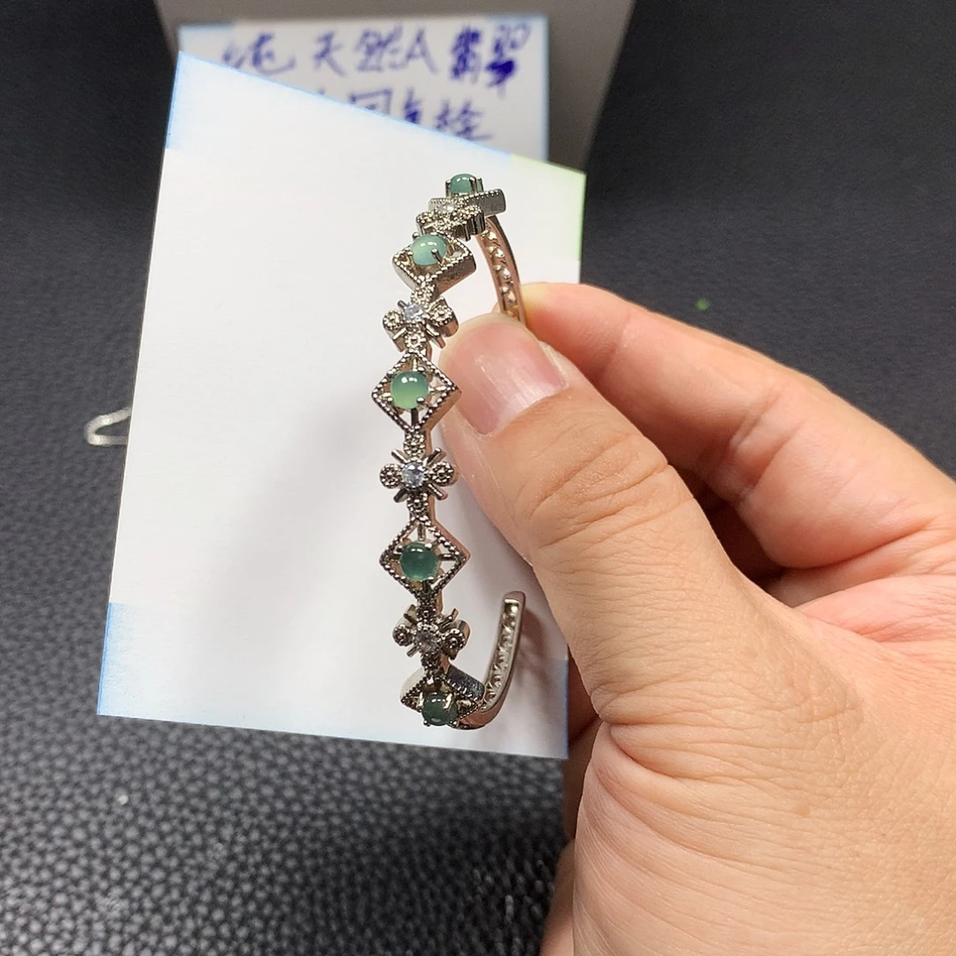 翡翠未镶嵌颈饰翡翠手镯