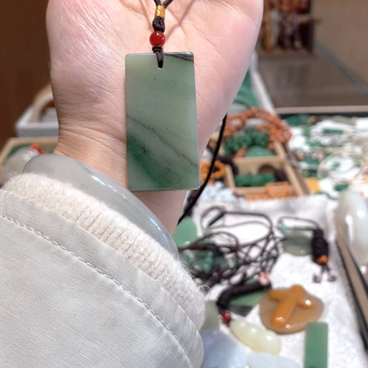 石英质玉未镶嵌颈饰