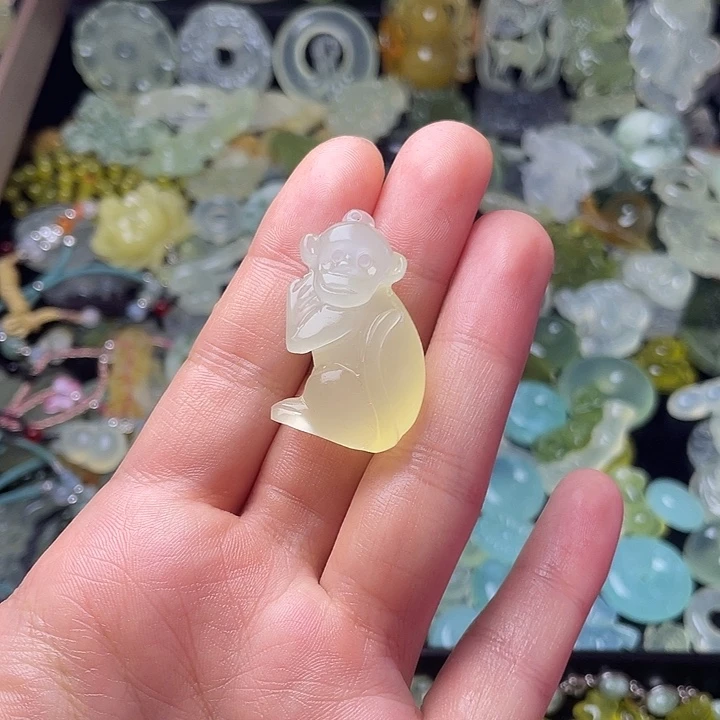 蛇纹石玉合金颈饰猴子