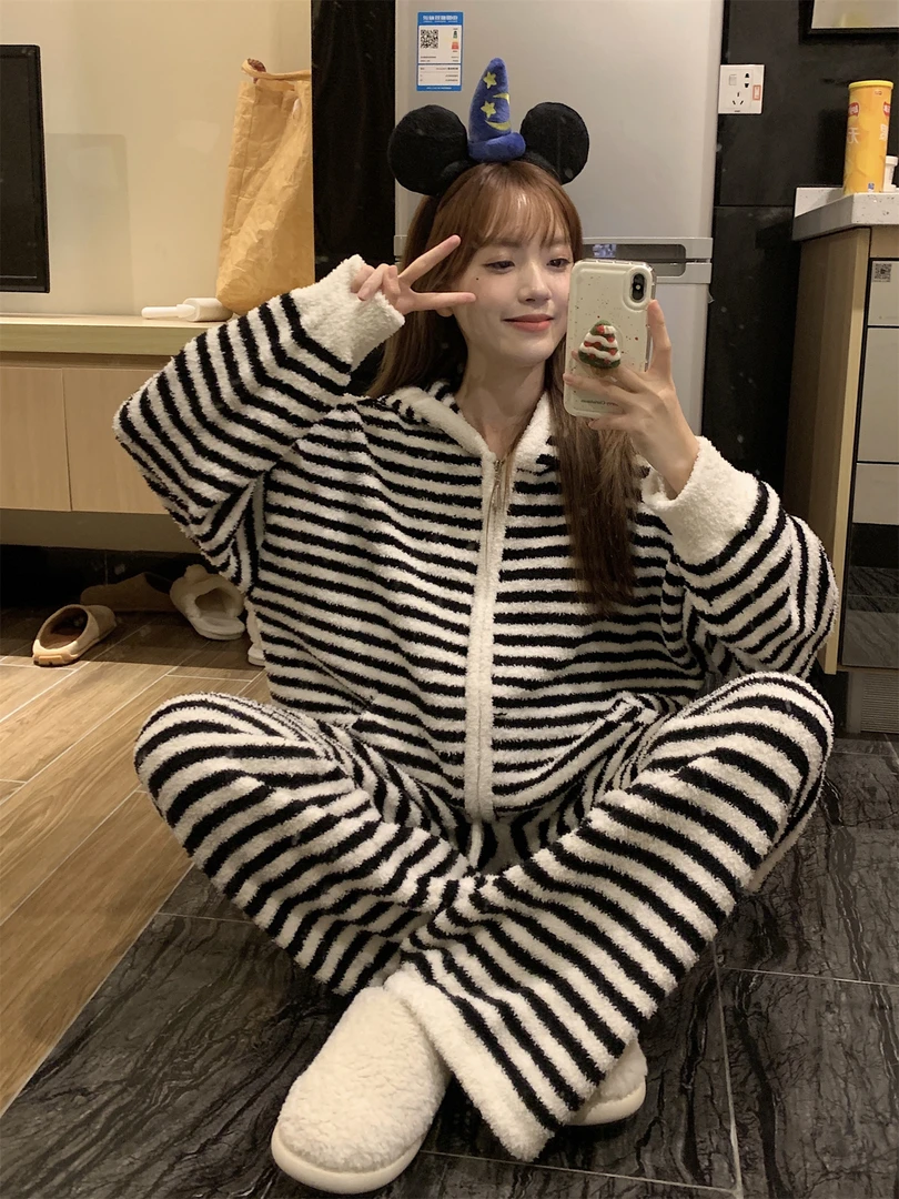 2025新款黑白条纹加厚珊瑚绒睡衣女连帽拉链冬季家居服秋冬可外穿