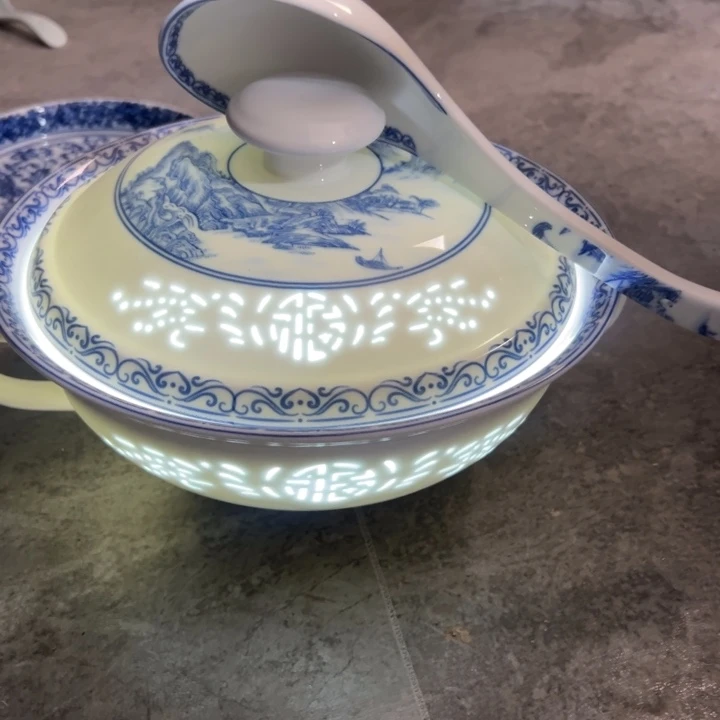 陶瓷10寸雕刻福字带盖汤碗一个汤勺