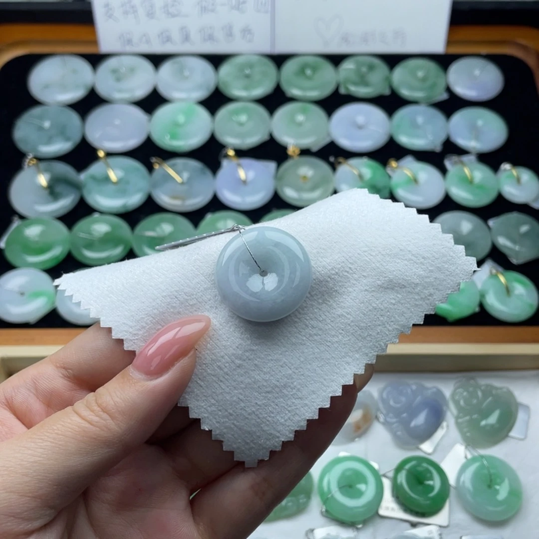 翡翠颈饰未镶嵌平安扣