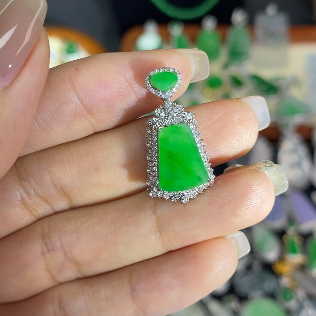 时***人翡翠18K金镶嵌颈饰A货翡翠