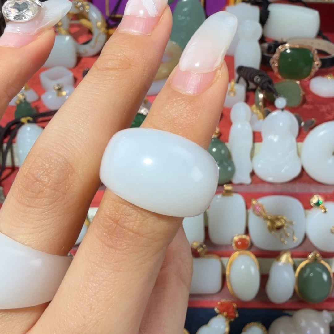 看***山和田玉未镶嵌颈饰