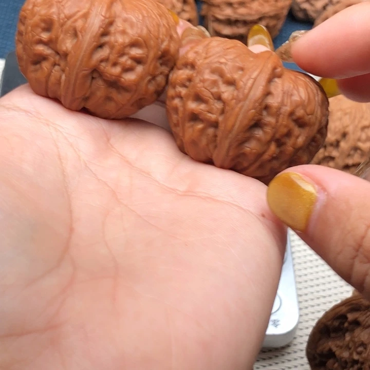 春***信文玩核桃把件38尺寸元宝，有点隐黄已告知