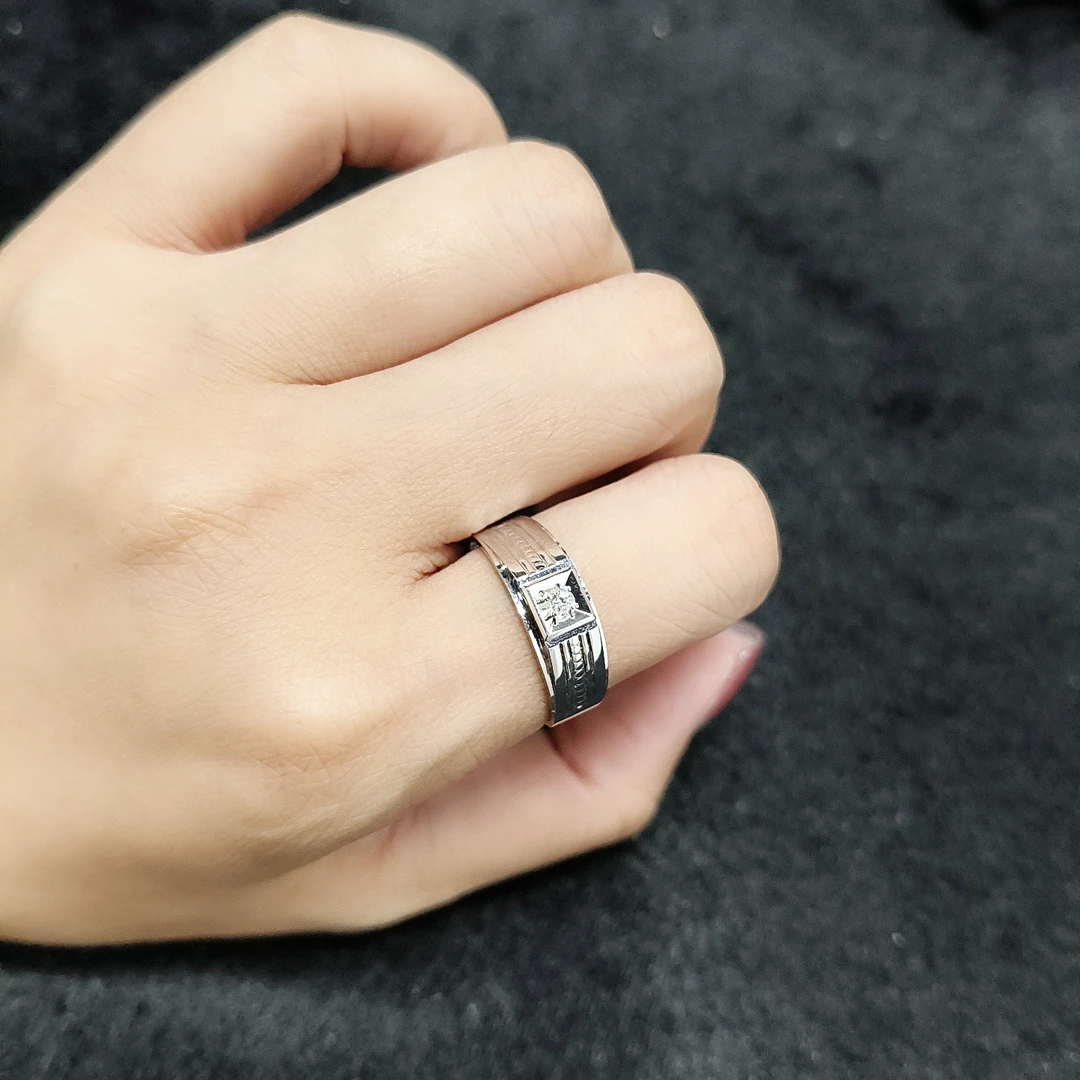 《莎莎甄选》18k金750钻石戒指男士方戒