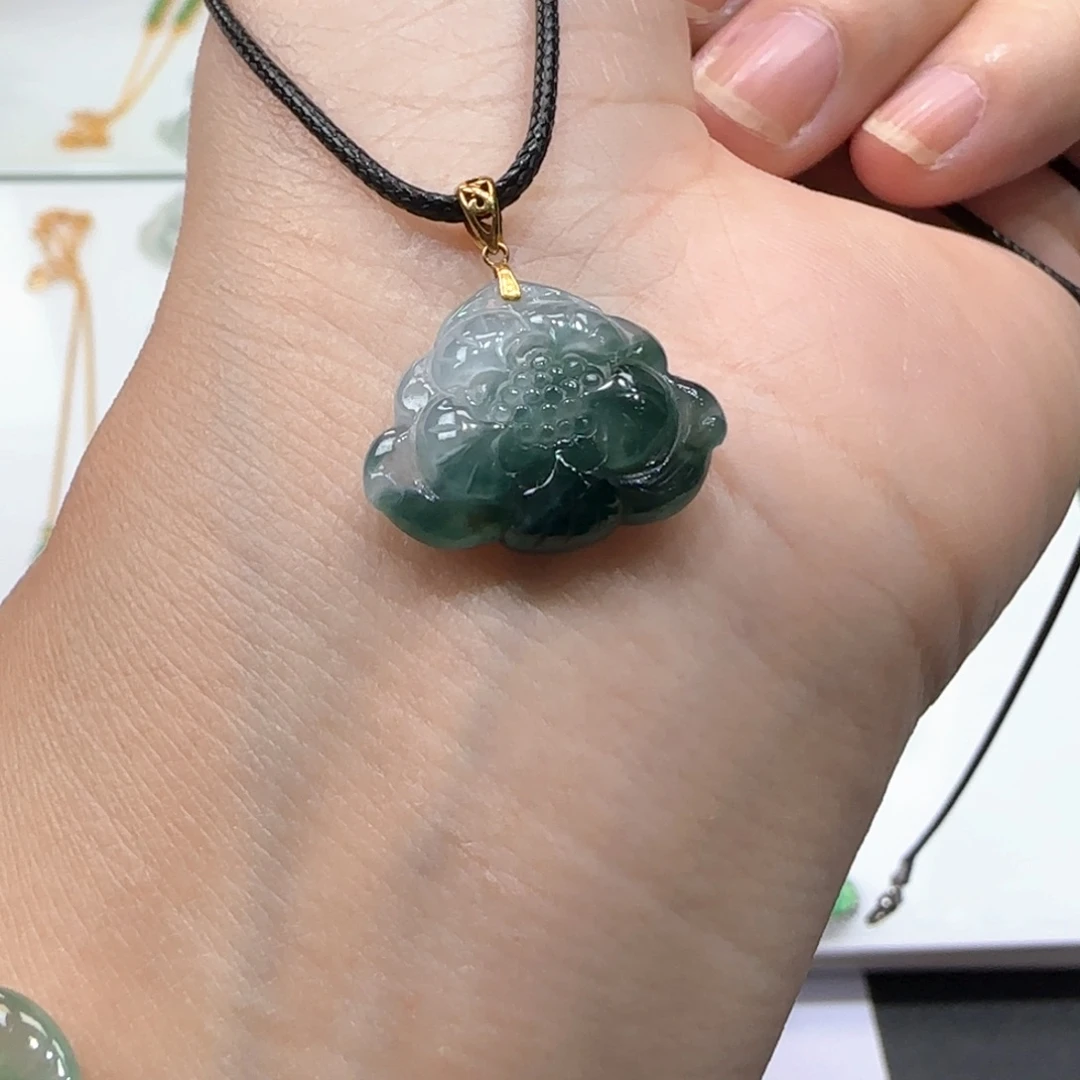 翡翠未镶嵌颈饰莲花