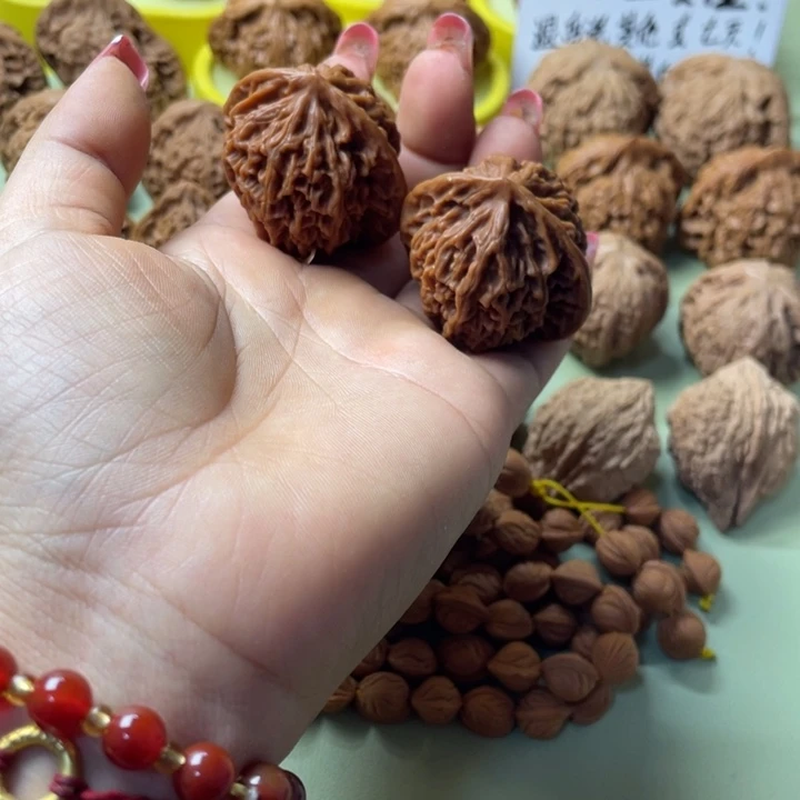 手把件雕刻核桃盘龙纹