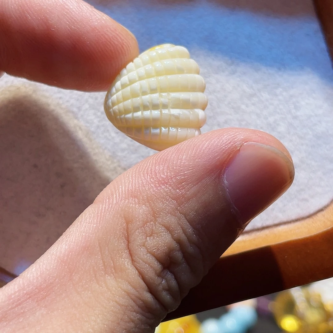 未镶嵌琥珀珠宝奇石