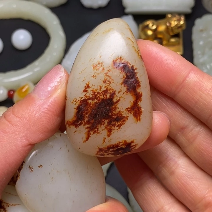 向***。和田玉未镶嵌挂件