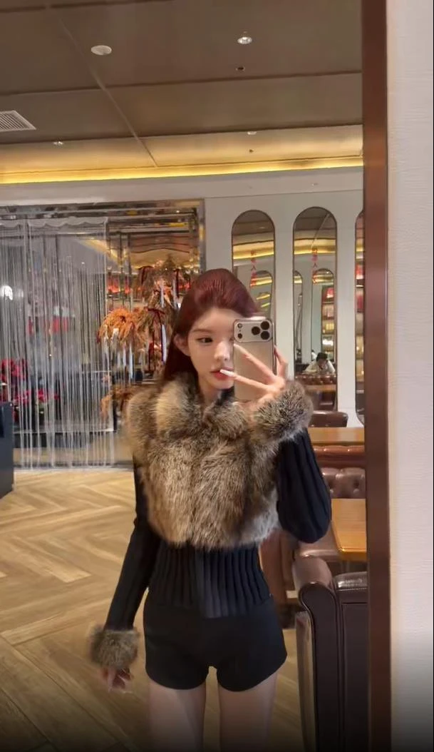 2025秋冬新款轻熟风气质收腰方领毛绒拼接针织衫配显瘦短裤两件套