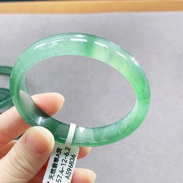 翡翠未镶嵌手镯（圆镯）