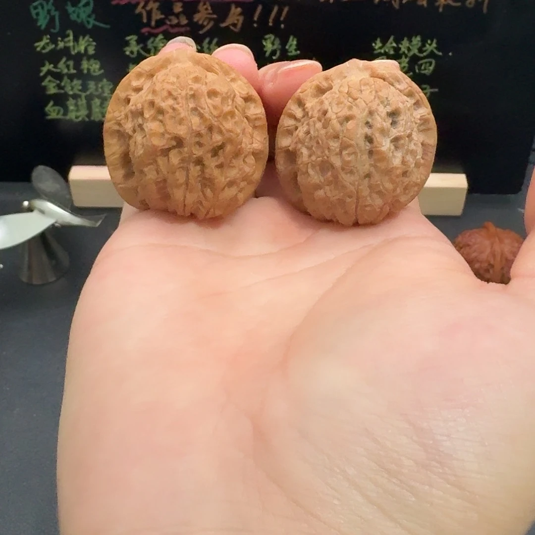 37血麒麟文玩核桃有黄