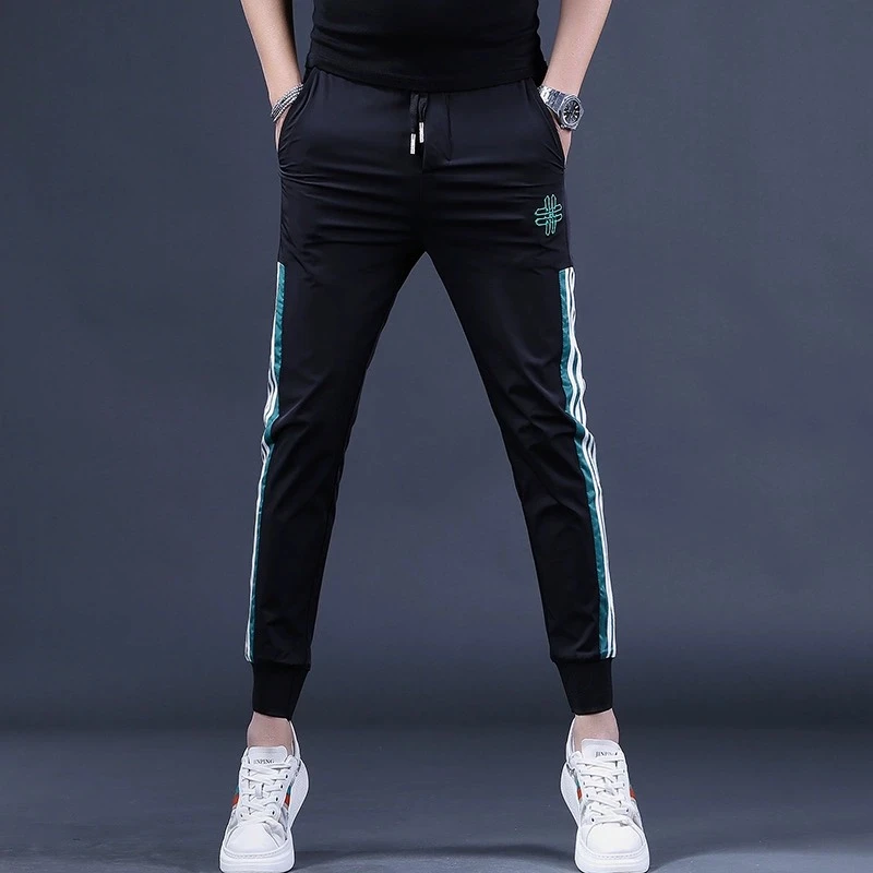 夏季新款潮牌休闲裤男条纹冰丝速干运动裤子黑色修身薄款长裤束脚