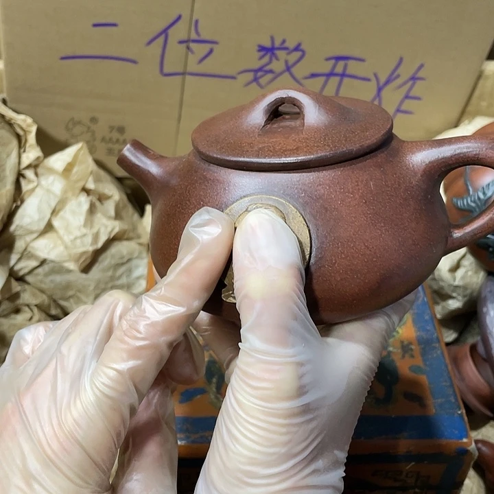 紫砂茶壶。原矿泥料，手工制作的一把紫砂壶。
