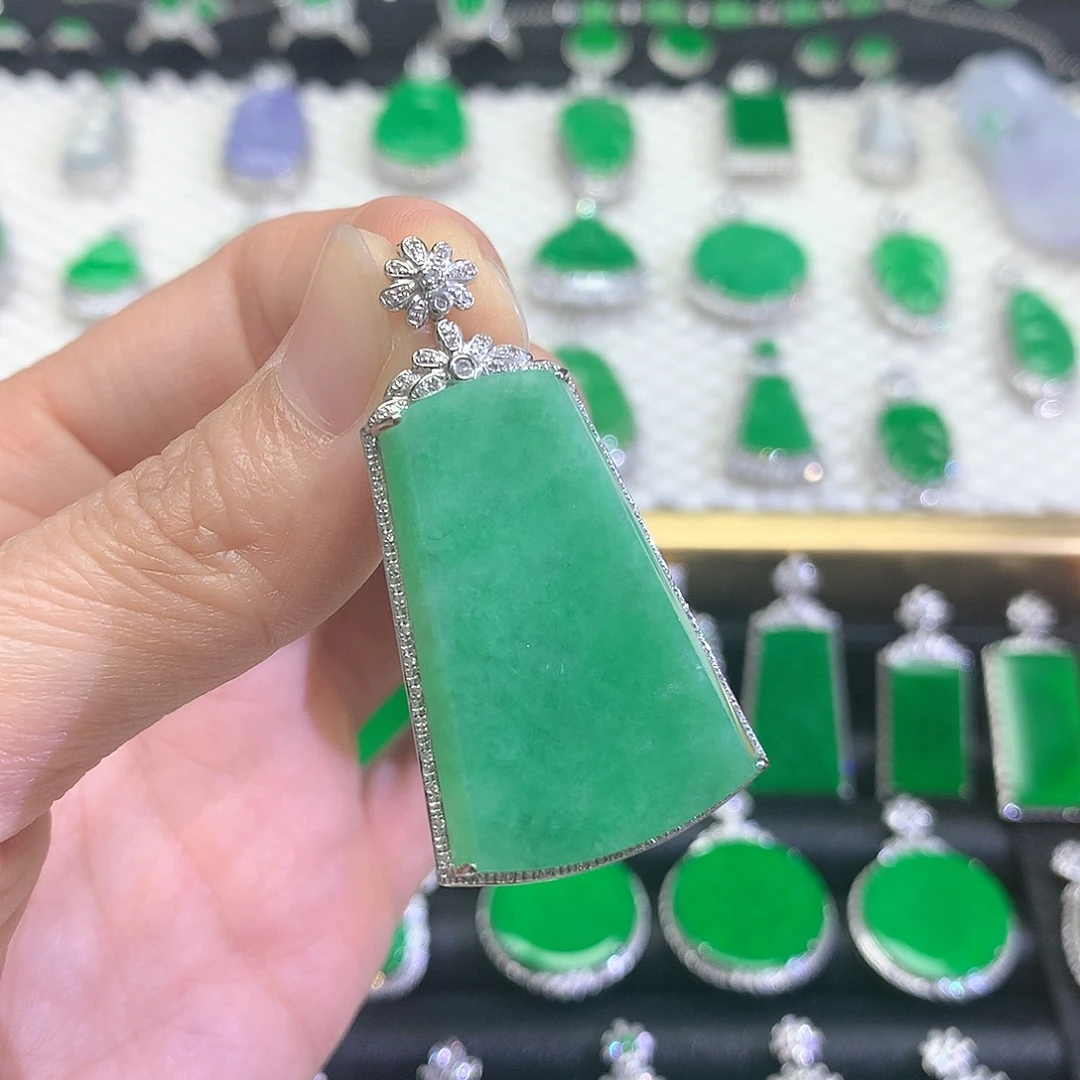 颈饰18K金镶嵌翡翠吊坠