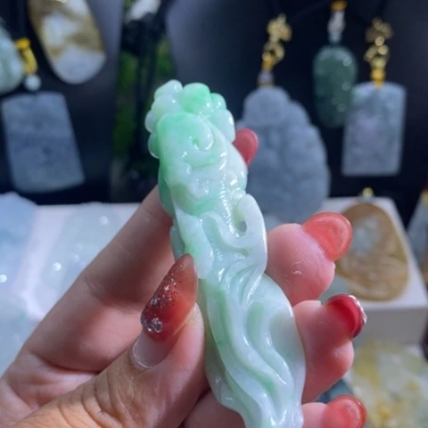 【闪购商品】颈饰未镶嵌翡翠人参