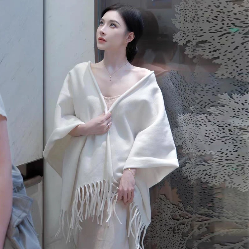 清冷感白色仿羊绒披肩秋冬气质高级感纯色流苏配旗袍优雅斗篷披风