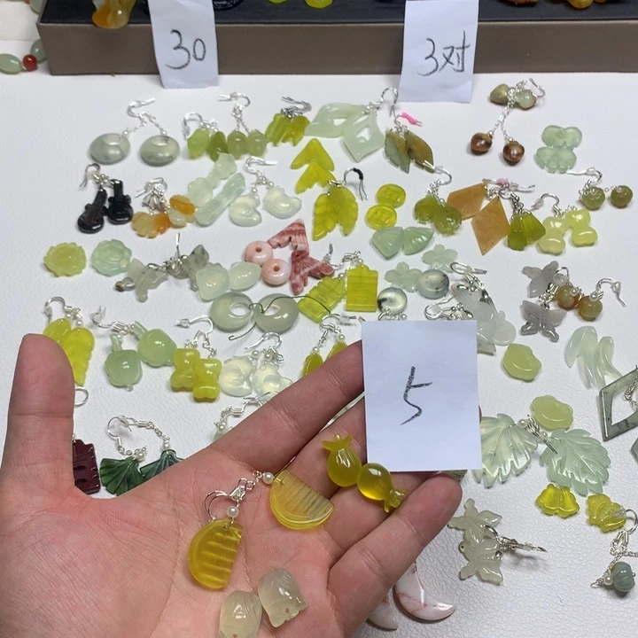 蛇纹石玉耳钉足银镀金镶嵌草****^