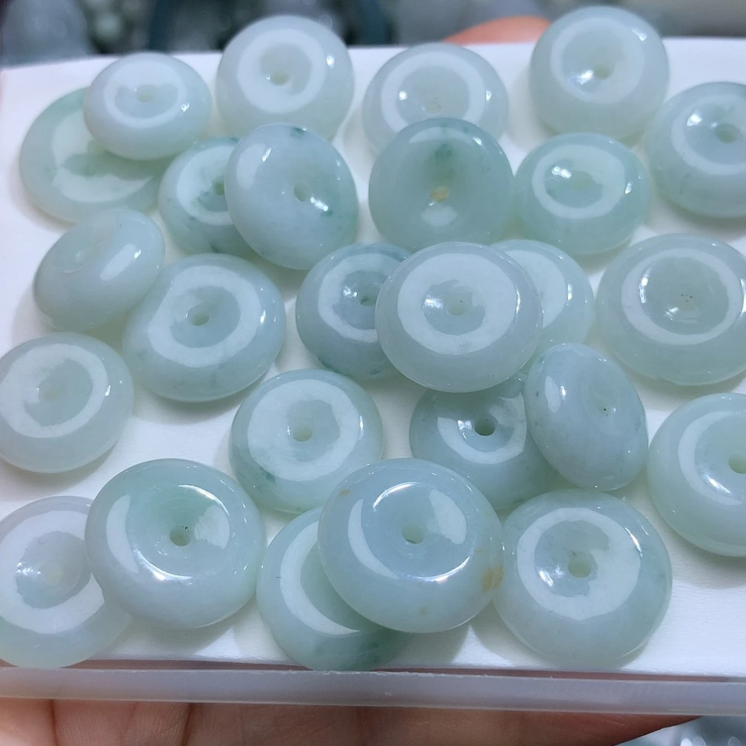 翡翠未镶嵌颈饰，发其中一个.