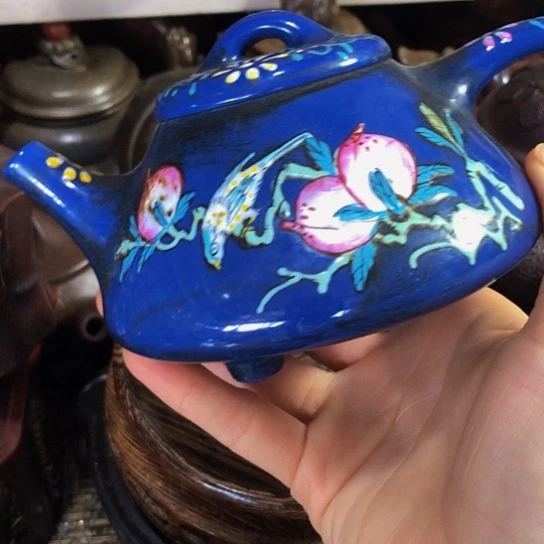 茶壶紫砂原矿泥料手工制作的一把紫砂壶。