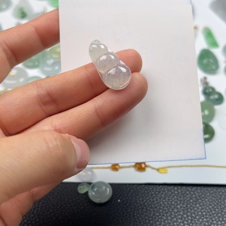 翡翠未镶嵌颈饰冰乌鸡福豆