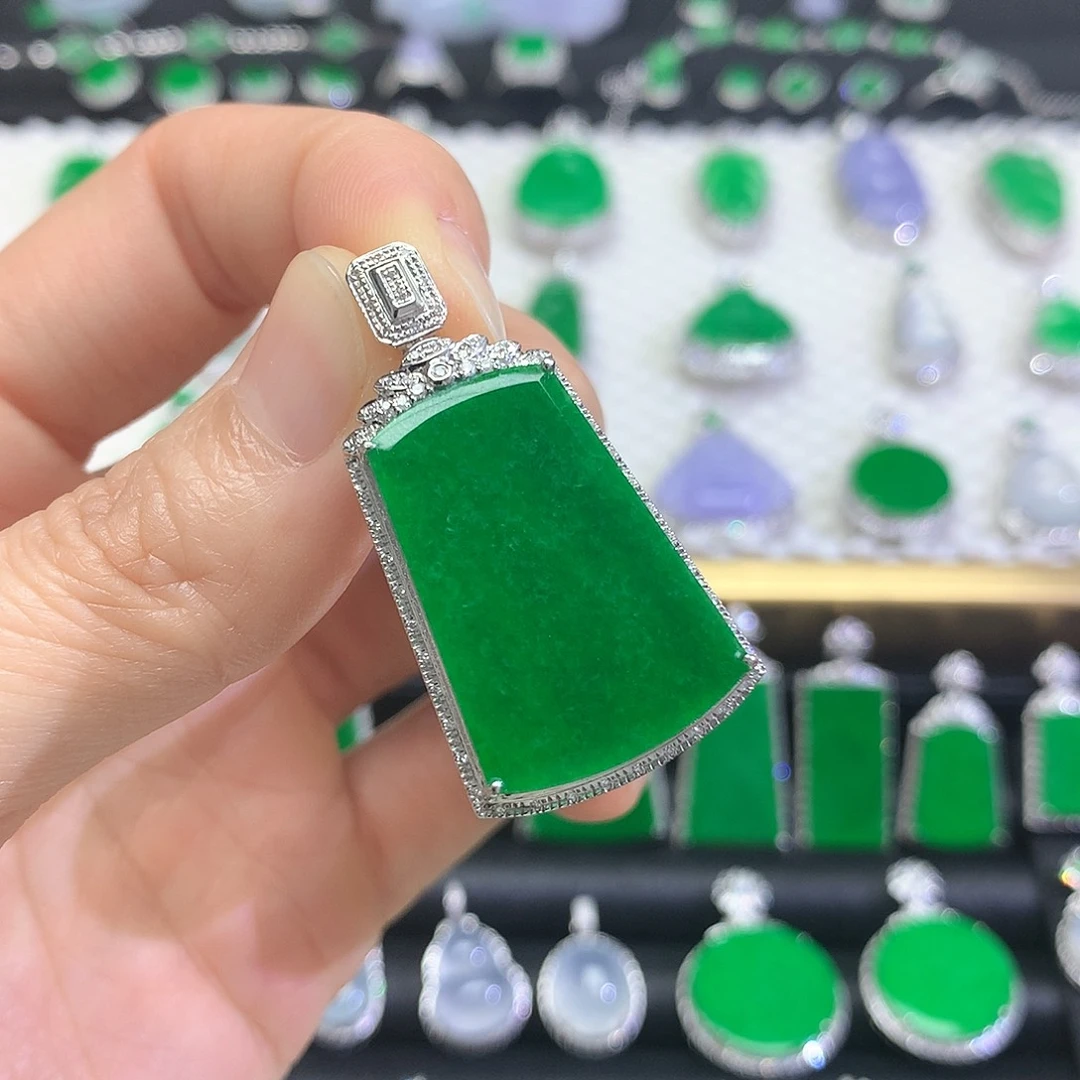 颈饰18K金镶嵌翡翠吊坠