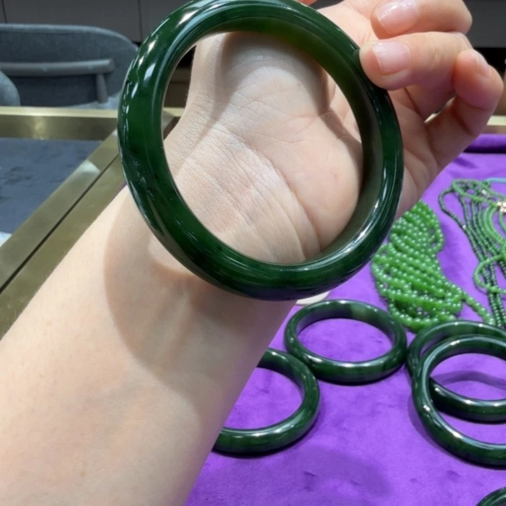 和田玉（碧玉）手镯未镶嵌一***子