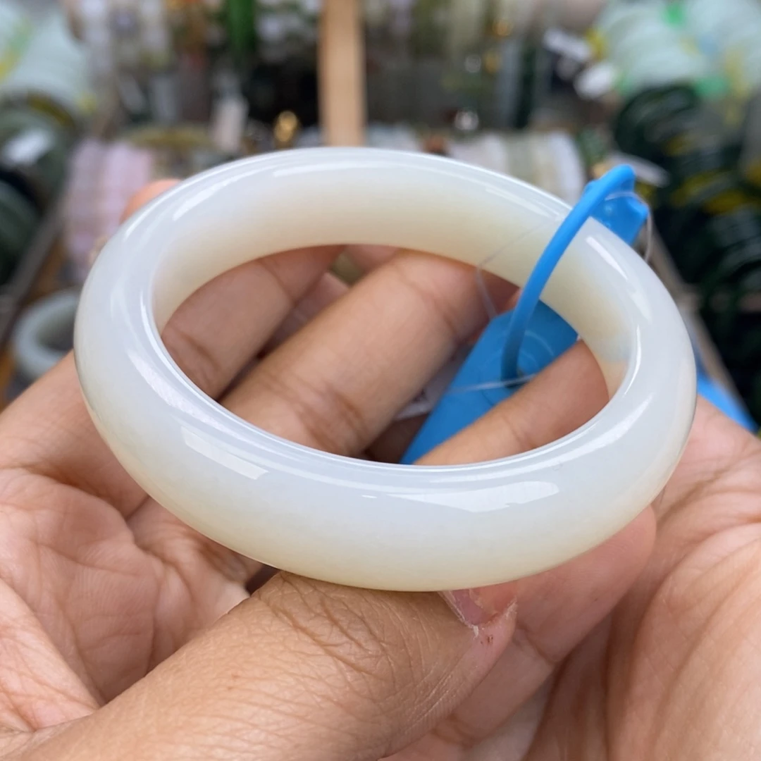 未镶嵌手镯和田玉好**?