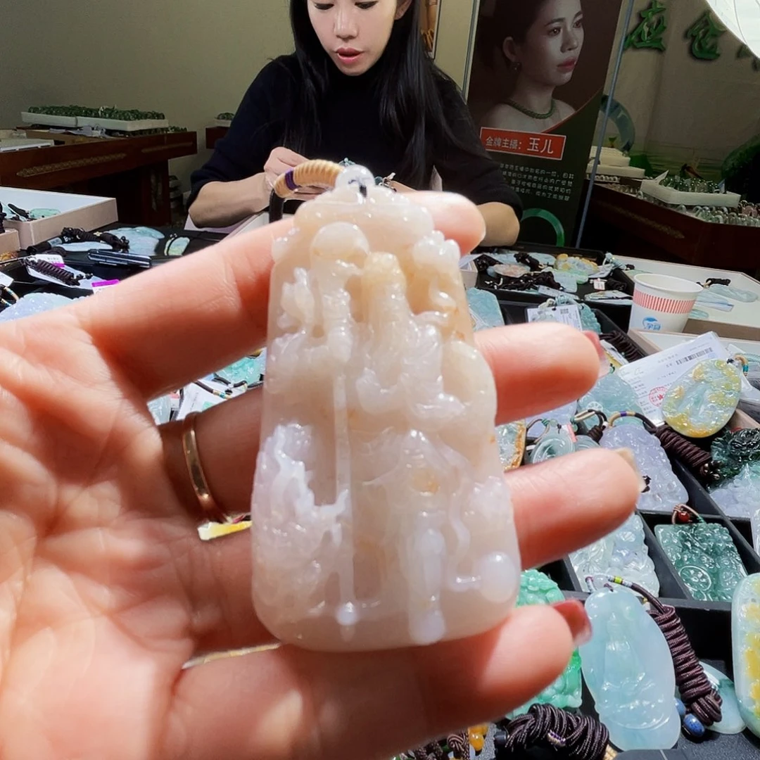 翡翠未镶嵌颈饰一个