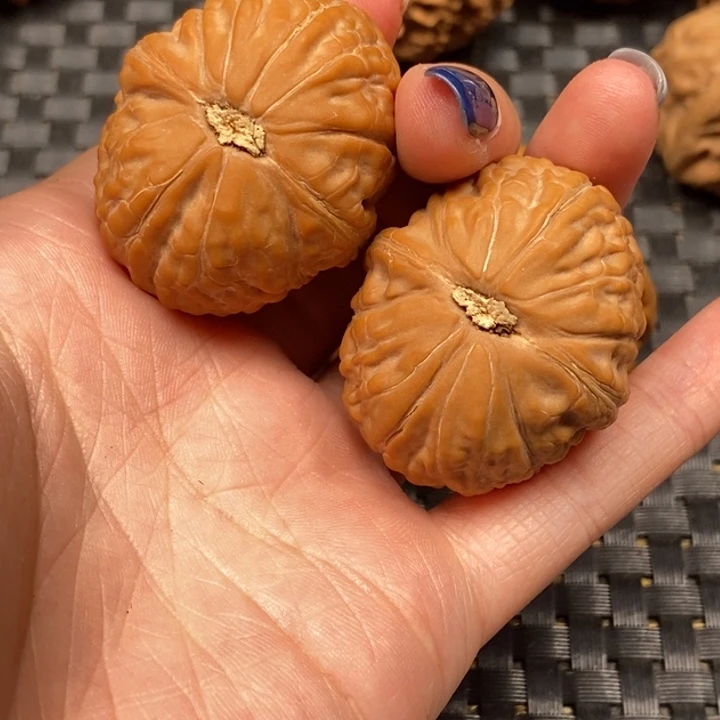 刘***哥文玩核桃吊坠舍利