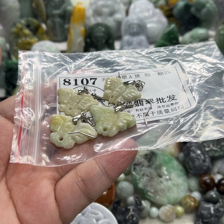 翡翠未镶嵌颈饰8107