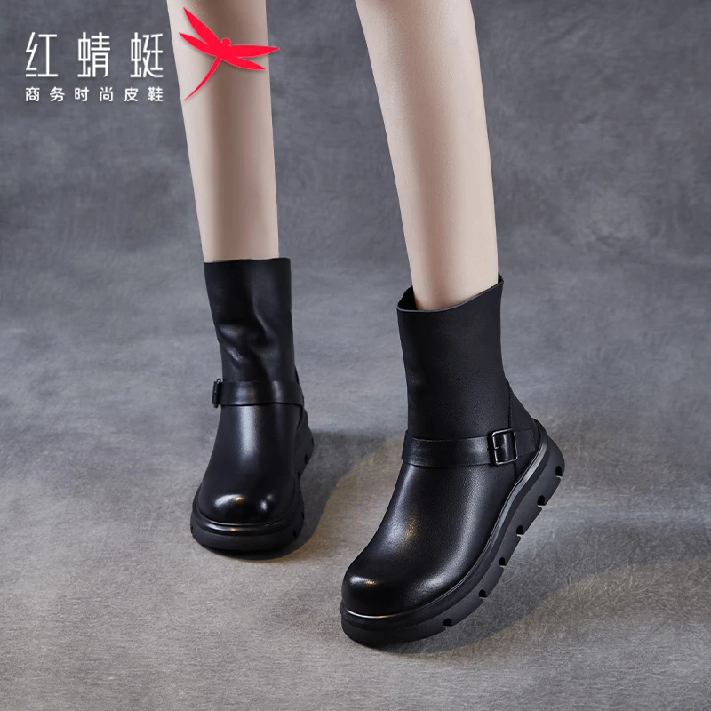 红蜻蜓马丁靴2025年秋季新款搭扣装饰设计真皮复古中筒女士马丁靴