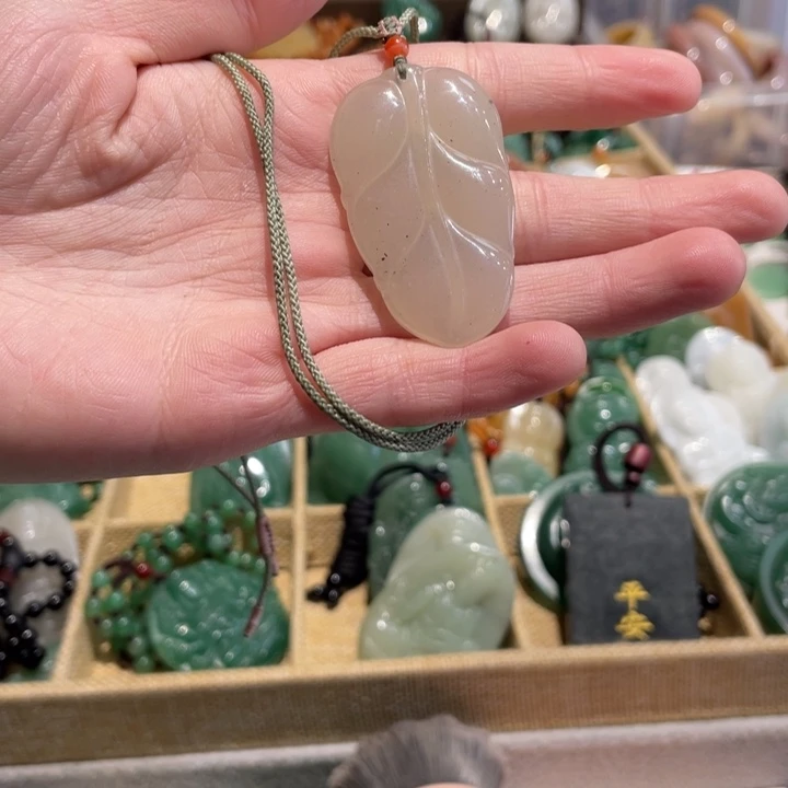 石英质玉未镶嵌颈饰