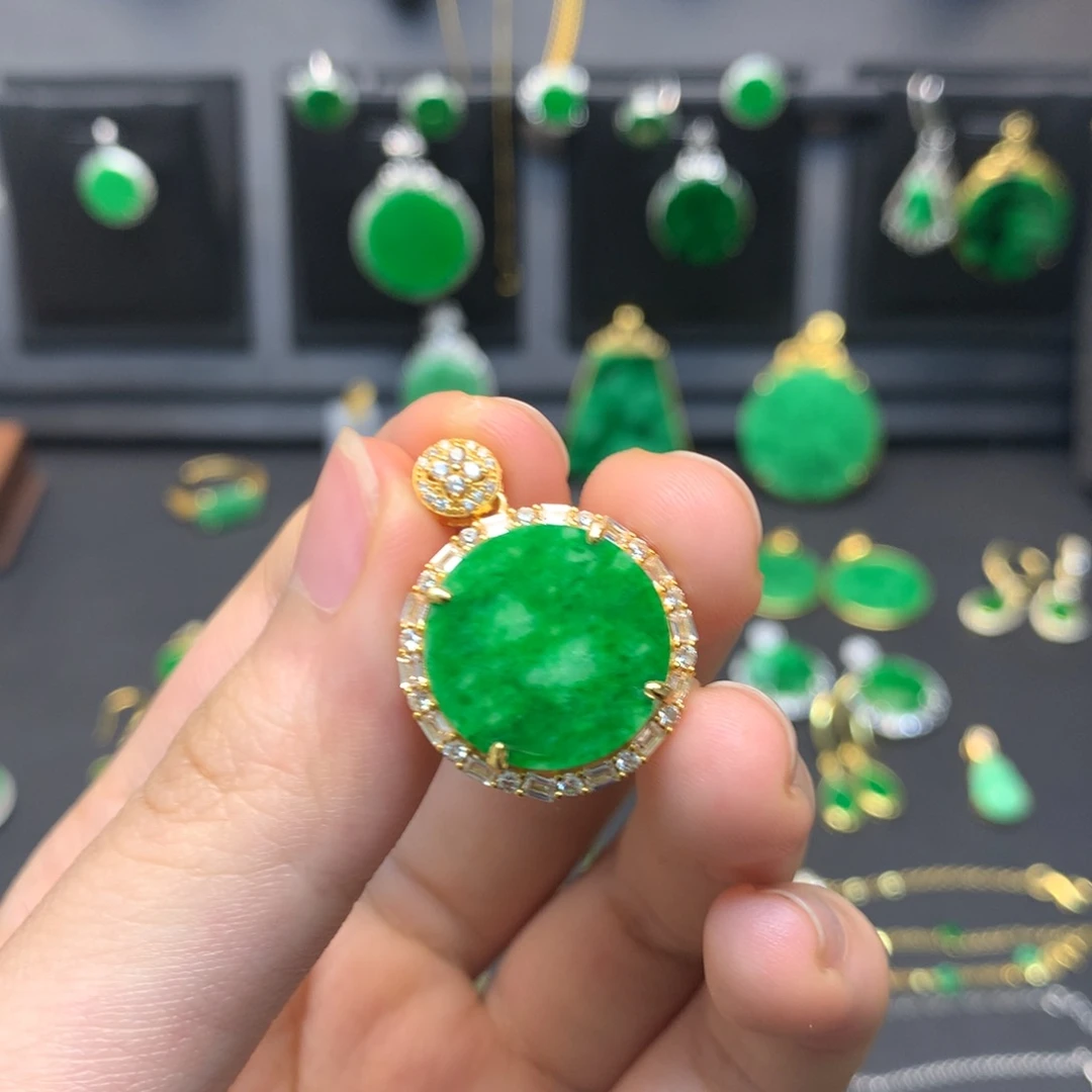 翡翠未镶嵌颈饰有纹裂